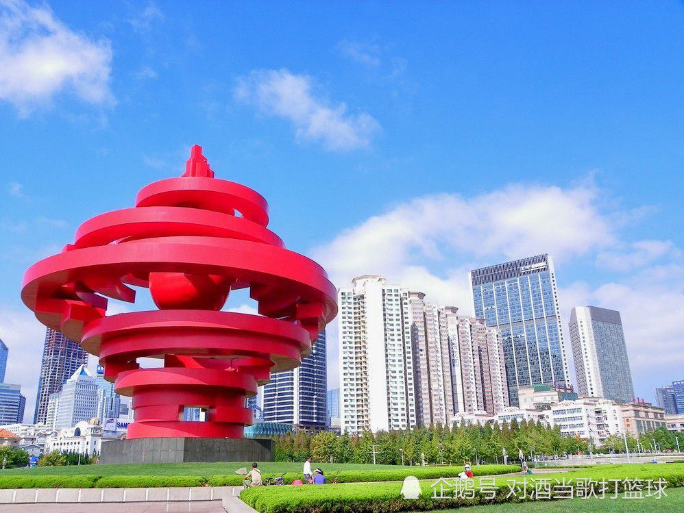 说完，他一屁股便坐在主座之上，至于许文远和裴会长，则坐在他的一左一右。